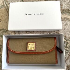 Dooney & Bourke Continental wallet